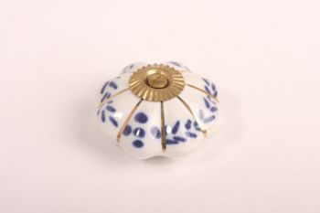 Knop porselein wit met blauwe bloemen 48mm met voetje en messing bout